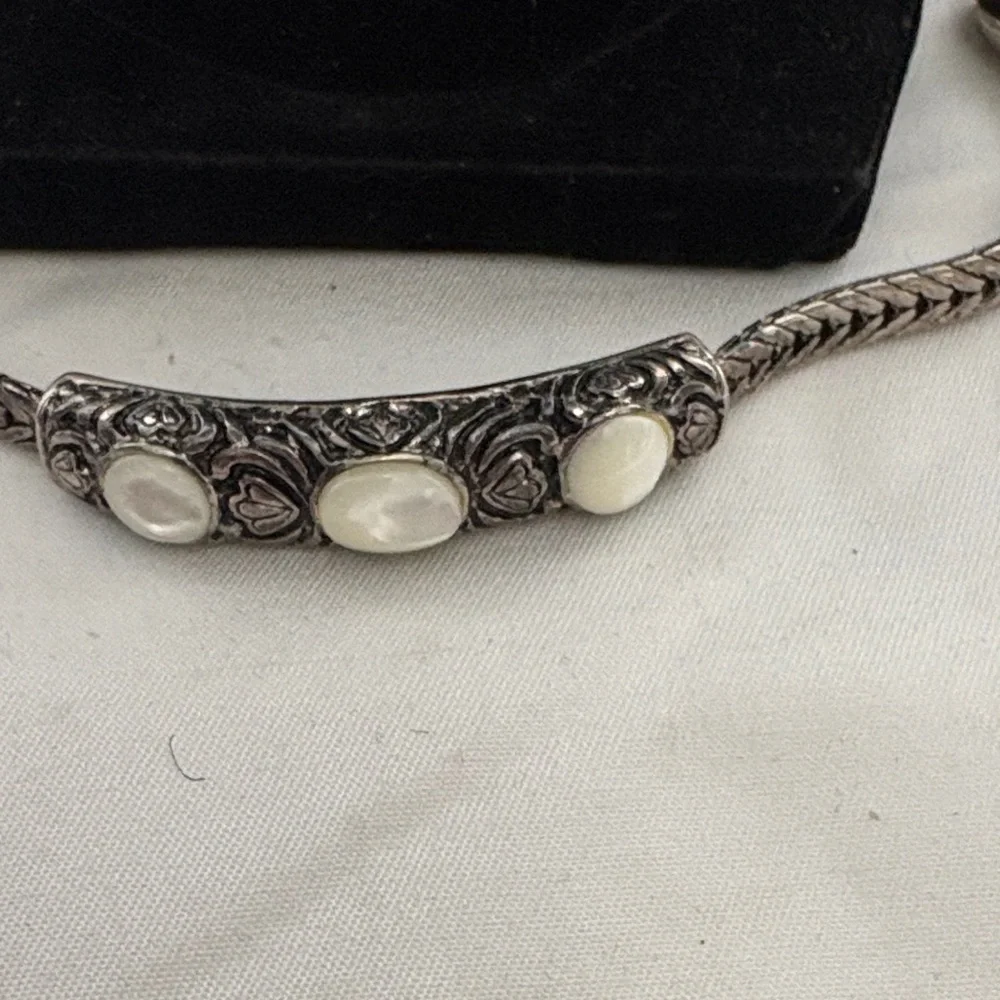 Premier Designs Retired Silver Necklace Set with Cream Accents - Picture 4 of 10
